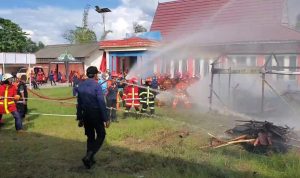 Dinas pemadam kebakaran dan penyelamatan kabupaten kotawaringin timur menggelar latihan gabungan melalui simulasi pemadaman kebakaran.