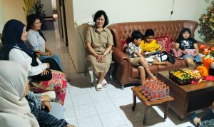 KUNJUNGAN : Ikatan Keluarga Wartawan Indonesia (IKWI) Kalimantan Tengah, mengunjungi keluarga almarhum Afridel Djinu, di Jalan Bukit Raya IV Kota Palangka Raya, Sabtu (15/2/2025) sore lalu. (foto:feri)