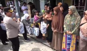 BANTUAN : Polres dan PWI Kotim saat memberikan bantuan kepada korban terdampak kebakaran, di Sampit. (foto:bahri)