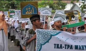 PAWAI : Ribuan Pelajar saat mengikuti pawai Taafur. (foto:bahri/red)