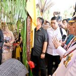 PENYAMBUTAN : Kepala Bapperida Kalteng, Leonard S Ampung Sambut Gubernur Kalimantan Tengah (Kalteng), H. Agustiar Sabran beserta Ketua Tim Penggerak Pemberdayaan dan Kesejahteraan Keluarga (TP-PKK) Prov. Kalteng, Aisyah Thisia Agustiar Sabran dan Wakil Gubernur Kalteng, H. Edy Pratowo beserta istri Hj. Nunu Andriani di Istana Isen Mulang Palangka Raya, Selasa (4/3/2025). (foto:mmc)