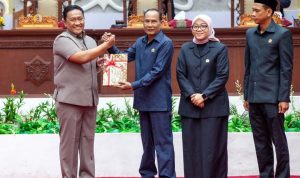 PARIPURNA : Wakil Gubernur (Wagub) Kalteng, Edy Pratowo hadiri Rapat Paripurna (Rapur) ke-5 Masa Persidangan II Tahun Sidang 2025, di Ruang Rapat Paripurna DPRD Prov Kalteng, Jumat (7/3/2025). (foto:mmc Kalteng)