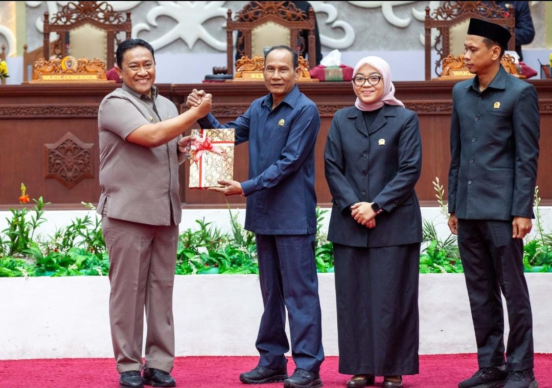 PARIPURNA : Wakil Gubernur (Wagub) Kalteng, Edy Pratowo hadiri Rapat Paripurna (Rapur) ke-5 Masa Persidangan II Tahun Sidang 2025, di Ruang Rapat Paripurna DPRD Prov Kalteng, Jumat (7/3/2025). (foto:mmc Kalteng)