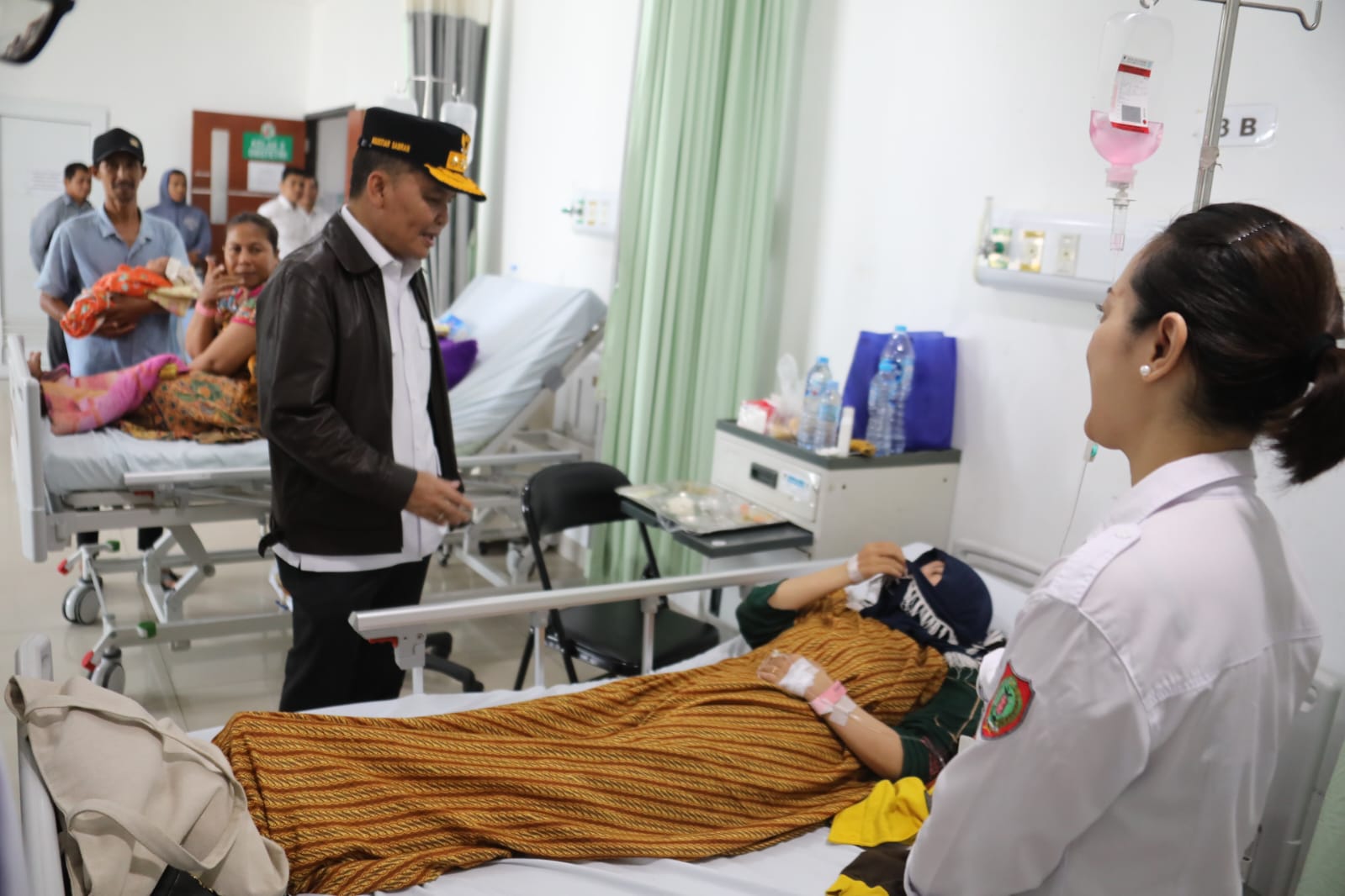 KUNJUNGAN : Gubernur Kalteng, Agustiar Sabran saat mengunjungi salah satu pasien, di RSUD Dorys Sylvanus Palangka Raya, Rabu (12/3/2025). (foto:mmc kalteng)