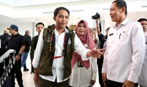 KUNJUNGAN : Jajaran Pemerintah Provinsi Kalimantan Tengah menyambut kedatangan Menteri Kehutanan Republik Indonesia, Raja Juli Antoni di terminal kedatangan umum Bandara Tjilik Riwut Palangka Raya, Rabu (19/3/2025). (foto:mmc)