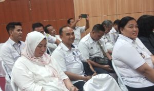 Lurah Panarung, Evi Kahayanti saat menghadiri Rapat Paripurna DPRD Kota Palangka Raya (Foto : Pri)