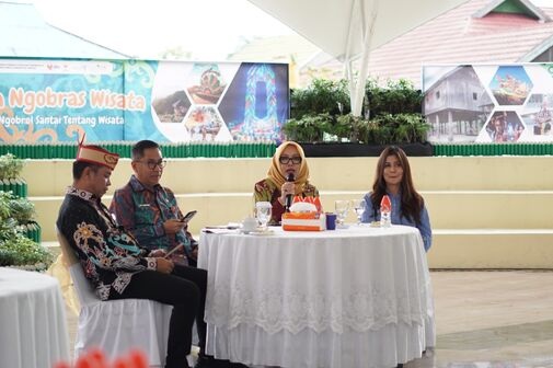 NGOBRAS : Dinas Kebudayaan dan Pariwisata Provinsi Kalimantan Tengah (Disbudpar Prov. Kalteng) menggelar pertemuan bertajuk "Senja Ngobras" (Ngobrol Santai) tentang wisata Kalimantan Tengah, Kamis (27/2/2025) di Taman Baca Museum Balanga. (foto:mmc)