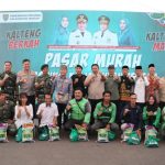 PENYERAHAN : Gubernur Kalimantan Tengah (Kalteng) H. Agustiar Sabran melakukan penyerahan paket sembako untuk ASN Golongan I dan II, Pegawai Kontrak Pemprov Kalteng serta Anggota TNI dan Polri serta ojol dan pasukan kuning, bertempat di Halaman Istana Isen Mulang, Jumat (28/03/2025). (foto:mmc)