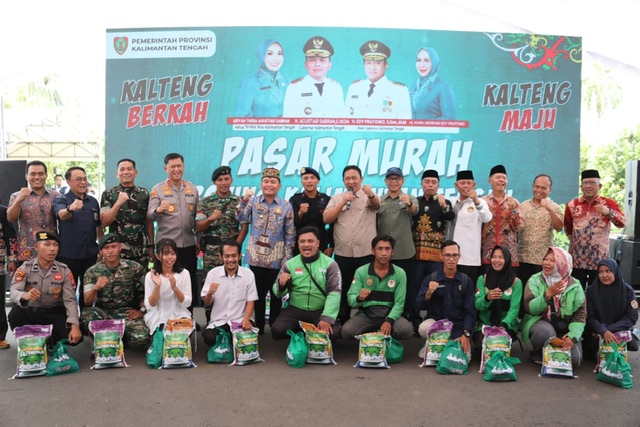 PENYERAHAN : Gubernur Kalimantan Tengah (Kalteng) H. Agustiar Sabran melakukan penyerahan paket sembako untuk ASN Golongan I dan II, Pegawai Kontrak Pemprov Kalteng serta Anggota TNI dan Polri serta ojol dan pasukan kuning, bertempat di Halaman Istana Isen Mulang, Jumat (28/03/2025). (foto:mmc)