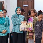 BAKTI SOSIAL : Ketua Tim Penggerak Pemberdayaan Kesejahteraan Keluarga (TP-PKK) Provinsi Kalimantan Tengah (Kalteng), Aisyah Thisia Agustiar Sabran berkolaborasi dengan Organisasi Perangkat Daerah di Prov. Kalteng menggelar Bakti Sosial dalam rangka Hari Kesatuan Gerak (HKG) PKK ke-53 Tahun 2025, bertempat di Pemprosesan Akhir Km.14 Kota Palangka Raya, Jumat (28/03/2025). (foto:mmc)