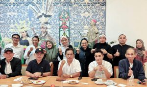 SILATURAHMI : Ketua DPC Peradi Palangka Raya, Kartika Candrasari SH MH (empat kanan berdiri) didampingi Sekretaris, Jeplin M Sianturi SH (tiga kanan berdiri) dan Bendahara, Hendro Satrio SH (dua kanan berdiri) bersama anggota senior Peradi Palangka Raya saat menggelar silaturahmi, di Hotel Bahalap, Kamis (20/3/2025). (foto:kartika)