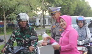 Satlantas dan Bagren Polres Kapuas Berbagi Ratusan Takjil