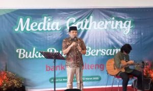 SAMBUTAN : Plt Dirut Bank Kalteng, Maspliansyah saat memberikan sambutan pada kegiatan media gathering dan buka bersama, di Hotel Aquarius, Rabu (12/3/2025). (foto:ardi)