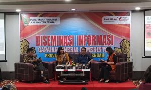 DISEMINASI : Kadis Kominfosantik Kalteng, Agus Siswadi (kanan) bersama Ketua PWI Kalteng, M.Zainal saat mengikuti kegiatan Diseminasi Informasi Capaian Kinerja Pemprov Kalteng, di Meeting Room Hotel Neo Palangka Raya, Kamis (06/03/2025). (foto:Ardi)