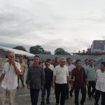 TINJAU : H Agustiar Sabran saat meninjau persiapan Gema Pawai Takbir, di Bundaran Besar, Palangka Raya, didampingi pimpinan organisasi kewartawanan dan pimpinan media, Minggu (30/3/2025) sore. (foto:ist)