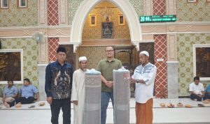 SAFARI RAMADAN : PT Gunung Sejahtera Ibu Pertiwi (GSIP) dan PT Agro Menara Rachmat (AMR) saat menyalurkan bantuan karpet pada kegiatan safari ramadan. (foto:ist)