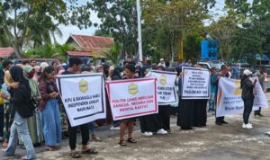 DEMO: Kelompok aktivis Generasi Muda Pro Demokrasi (GMPD) menggelar aksi damai di Kantor Komisi Pemilihan Umum (KPU) Kalimantan Tengah (Kalteng), Rabu (19/3/2025). (foto:ardi)