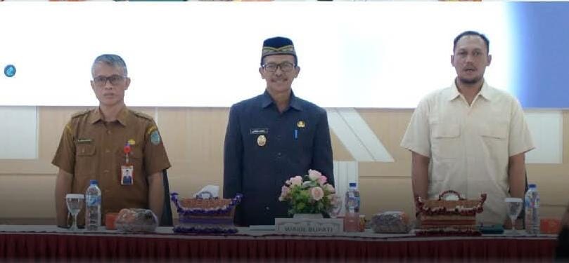 DISKUSI : Wakil Bupati Lamandau, Abudl Hamid Pimpin Diskusi Terfokus Percepatan Pengakuan Masyarakat Hukum Adat (PPPMHA), Senin (21/4/2025), di Aula BPKAD Kabupaten Lamandau. (foto:natalia)
