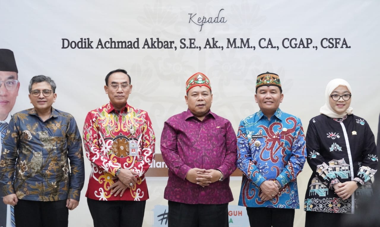 HADIRI : Gubernur Kalteng, Agustiar Sabran dan Wakil Gubernur (Wagub) Kalteng, Edy Pratowo hadiri Serah Terima Jabatan Kepala Badan Pemeriksa Keuangan (BPK) Perwakilan Kalteng, di Auditorium BPK Perwakilan Kalteng, Kamis (10/4/2025).  (foto:mmc)