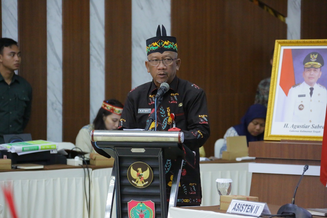 HADIRI : Plt Sekda Kalteng, Katma F Dirun menghadiri Forum Konsultasi Publik Rancangan Awal RPJMD Provinsi Kalimantan Tengah Tahun 2025-2029, bertempat di Aula Serbaguna Bapperida Prov. Kalteng, Jumat (11/4/2025). (foto:mmc)