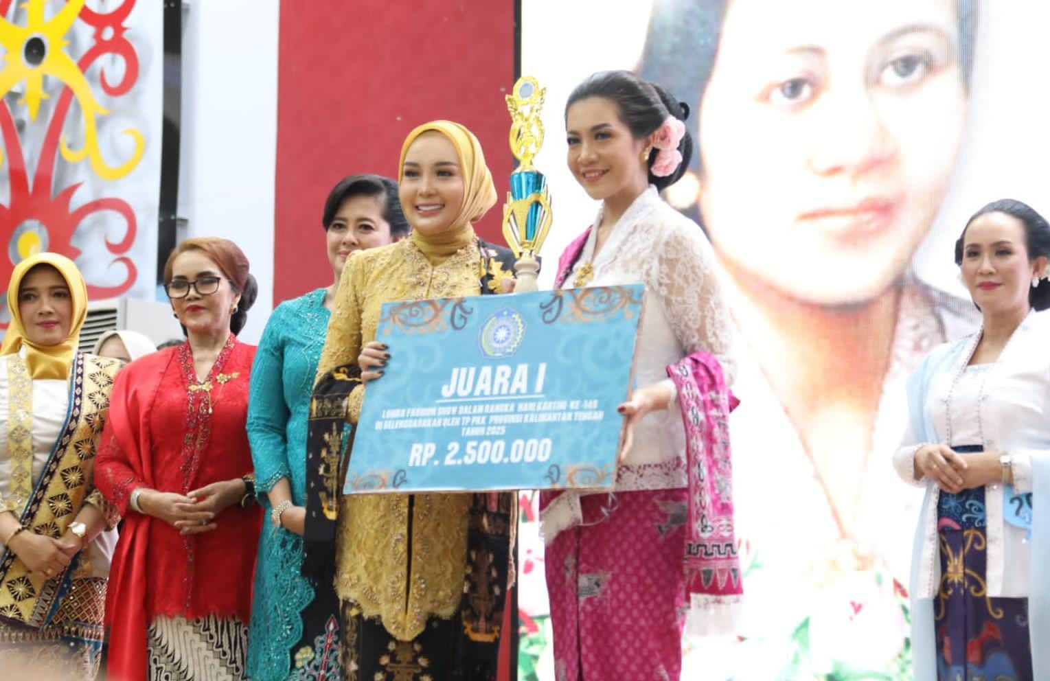 HARI KARTINI : Ketua TP PKK Kalteng Aisyah Thisia Agustiar Sabran menghadiri Lomba Fashion Show yang digelar dalam rangka memperingati Hari Kartini Ke-146 Tahun 2025 di Aula Jayang Tingang, Lantai II Kantor Gubernur, Senin (21/4/2025). (foto:ist)