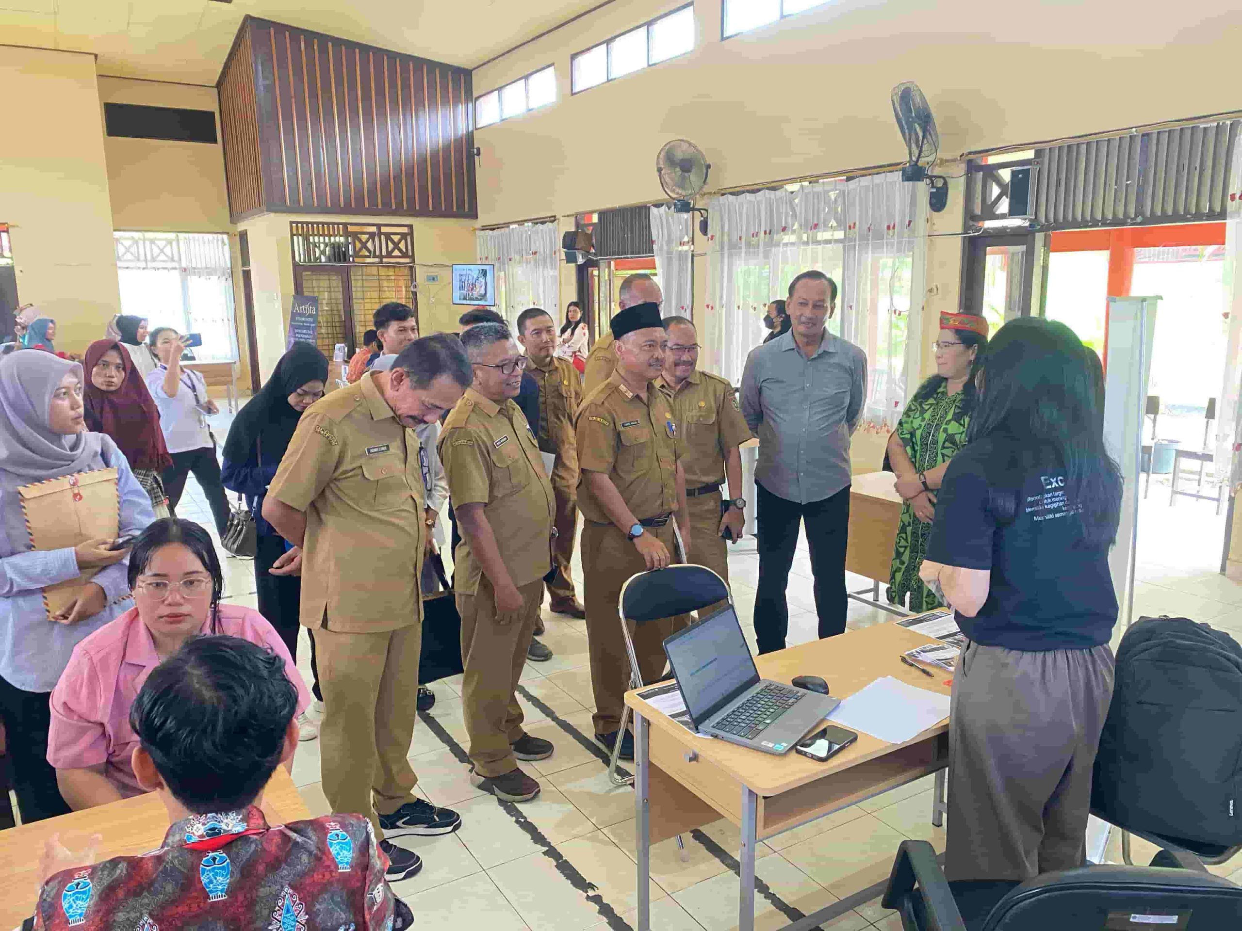 JOB FAIR : Kepala Dinas Tenaga Kerja dan Transmigrasi (Kadisnakertrans) Provinsi Kalimantan Tengah Farid Wajdi membuka kegiatan Job Fair yang diikuti ole 13 perusahaan dengan 650 lowongan kerja, Senin (28/4/2025), di SMKN 4 Palangka Raya. (foto:ist)