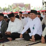SALAT IDUL FITRI : Gubernur Kalteng H. Agustiar Sabran didampingi istri Aisyah Thisia Agustiar Sabran dan beserta keluarga, dan jajaran Pemerintah Provinsi Kalimantan Tengah mengikuti Salat Idulfitri 1446 Hijriah di kawasan Bundaran Besar Palangka Raya, Senin (31/3/2025) pagi. (foto:mmc)
