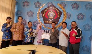 PENGHARGAAN : Ketua Bawaslu Palangka Raya, Endrawati menyerahkan penghargaan kepada Ketua PWI Kalteng, M Zainal dengan didampingi Sekretaris, Ika Lelulu dan Ketua Bidang Kerjasama, Karana Wijaya Wardana di ruangan tamu PWI Kalteng, Kamis (17/4/2025). (foto:pwi kalteng)