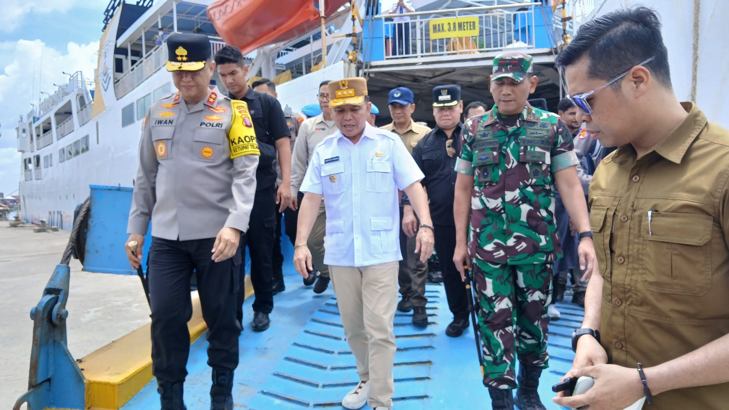TINJAU : Gubernur Kalteng, Agustiar Sabran bersama Kapolda Kalteng, Irjen Pol Iwan Kurniawan dan Danrem 102/pjg saat meninjau pemudik, di Pelabuhan Sampit, belum lama ini. (foto:ist)