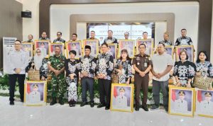 Karo Adpim Serahkan Foto Resmi Gubernur dan Wagub ke Kadispora Se-Kalteng