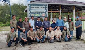 Training and Research Center MANGKUTUP : Rektor UPR, Prof. Dr. Ir. Salampak, M.S didampingi Wakil Rektor Bidang Akademik UPR, Dr. Natalina Asi, M.A beserta jajaran rektorat bersama Direktur PT IFP, Yustinus Sarono Raharjo saat berada di Training and Research Center MANGKUTUP di Desa Lehai, Kecamatan Mantangai, Kabupaten Kapuas, Sabtu (26/4/2025). (foto:ardi)
