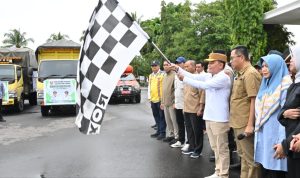 SALURKAN BANTUAN : Gubernur Kalimantan Tengah (Kalteng), Agustiar Sabran di dampingi oleh Plt. Sekda, Leonard S. Ampung melepas secara simbolis pengiriman bantuan sosial darurat kepada korban banjir di wilayah Barito melalui jalur darat bertempat di Istana Isen Mulang, Minggu (27/4/2025). (foto:ist)