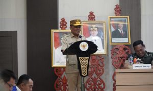 RAKOR : Gubernur Kalimantan Tengah (Kalteng) Agustiar Sabran memimpin Rapat Koordinasi (Rakor) dengan Bupati Se-DAS Barito di Aula Kantor Dinas PUPR Kabupaten Barito Selatan (Barsel), Minggu (27/4/2025) malam. (foto:ist)