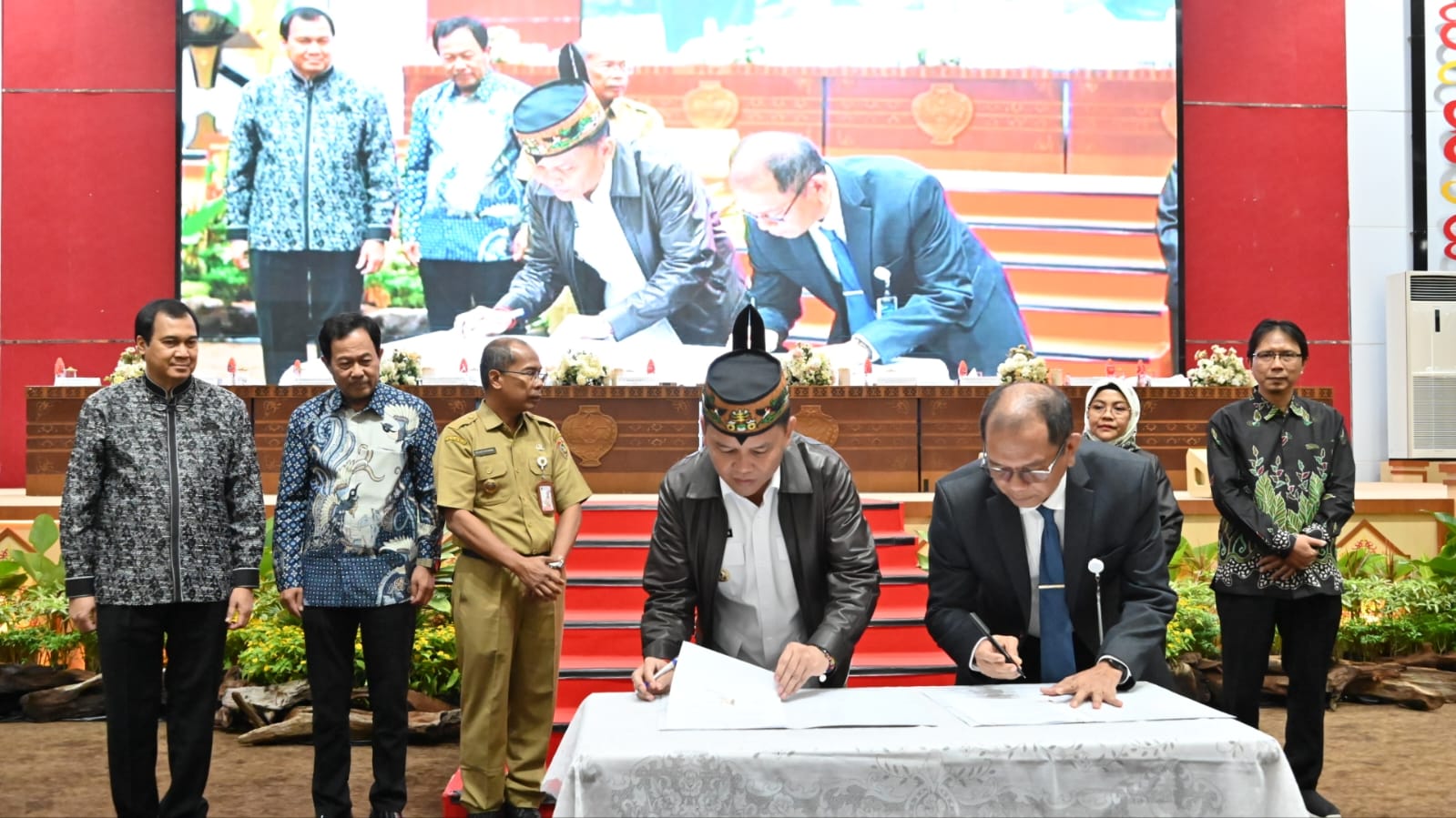 HADIRI : Gubernur Kalimantan Tengah (Kalteng), Agustiar Sabran menghadiri pelantikan, pengambilan sumpah dokter angkatan XXXII Fakultas Kedokteran Universitas Palangka Raya dan penandatangan perjanjian kerjasama Fakultas Kedokteran Universitas Palangka Raya yang bertempat di Aula Jayang Tingang Lantai II, Kantor Gubernur Kalimantan Tengah, Senin (28/4/2025).