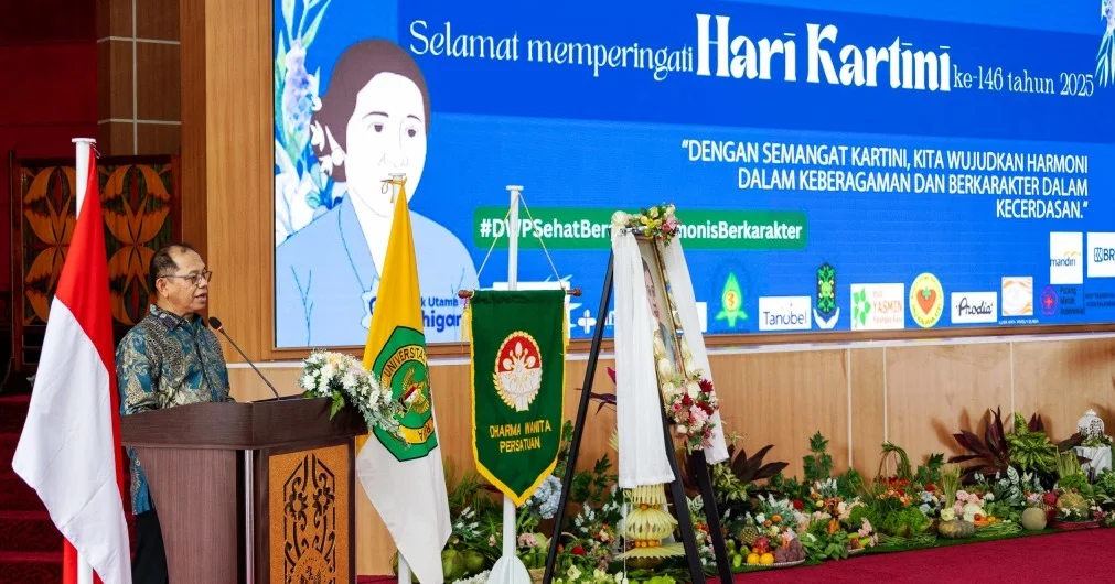 SAMBUTAN : Rektor UPR, Prof. Dr. Ir. Salampak, M.S saat menyampaikan sambutan pada peringatan Hari Kartini, Senin (21/4/2025), di Aula Rahan Lantai 2 UPR. (foto:ist)