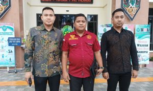 WAWANCARA : Jeffriko Seran SH selaku kuasa hukum Sukarto didampingi Rotama, SH dan Melki, SH usai diwawancarai para wartawan di halaman Pengadilan Negeri Palangka Raya, Rabu (30/4/2025). (foto:ardi)