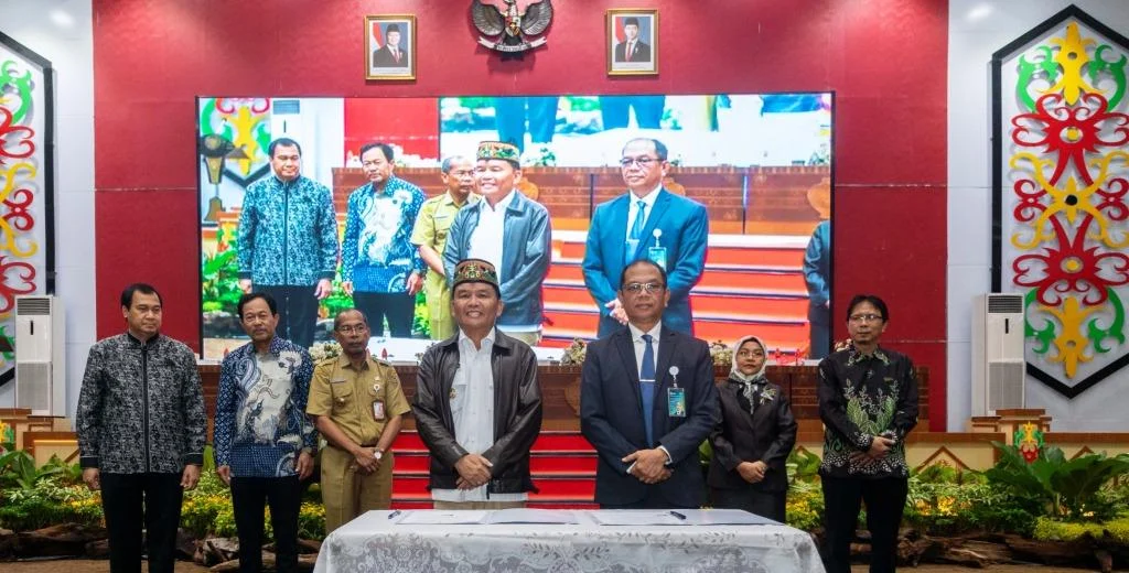 KERJASAMA : Gubernur Kalteng, H. Agustiar Sabran dan Rektor UPR Prof Salampak saat Penandatanganan Perjanjian Kerjasama Hibah Dana Pendidikan antara Pemprov Kalteng dan UPR di Aula Jayang Tingang Kantor Gubernur, Senin (28/4/ 2025). (foto:ist)