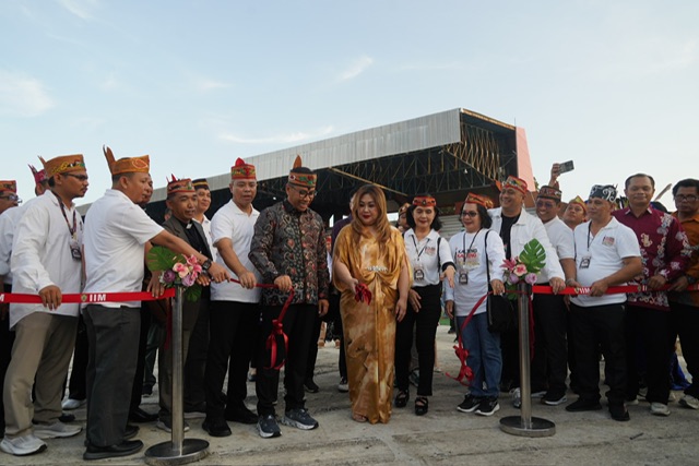 PERESMIAN : Plt. Sekretaris Daerah (Sekda) Provinsi Kalimantan Tengah (Kalteng), Leonard S. Ampung membuka secara resmi Bazar UMKM pada Kegiatan Ucapan Syukur dan Paskah Kalteng Tahun 2025, bertempat di Stadion Tuah Pahoe, Palangka Raya, Kamis (01/05/2025). (foto:ist)