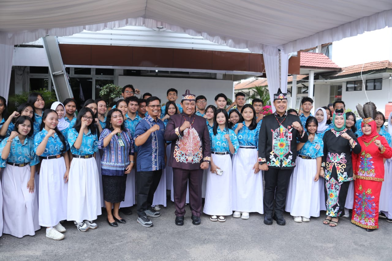 HARDIKNAS : Wakil Gubernur (Wagub) Kalteng, H Edy Pratowo jadi Inspektur Upacara (Irup) Bendera Peringatan Hari Pendidikan Nasional (Hardiknas) Tahun 2025, di Lapangan Upacara Dinas Pendidikan Prov Kalteng, Jumat (2/5/2025).  (foto:ist)