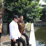 KUNJUNGAN : Wamendagri, Bima Arya saat berkunjung ke Lumbung Desa Margorejo, Kecamatan Cepiring, Kabupaten Kendal, Jawa Tengah (Jateng), Selasa (6/5/2025). (foto:ist)