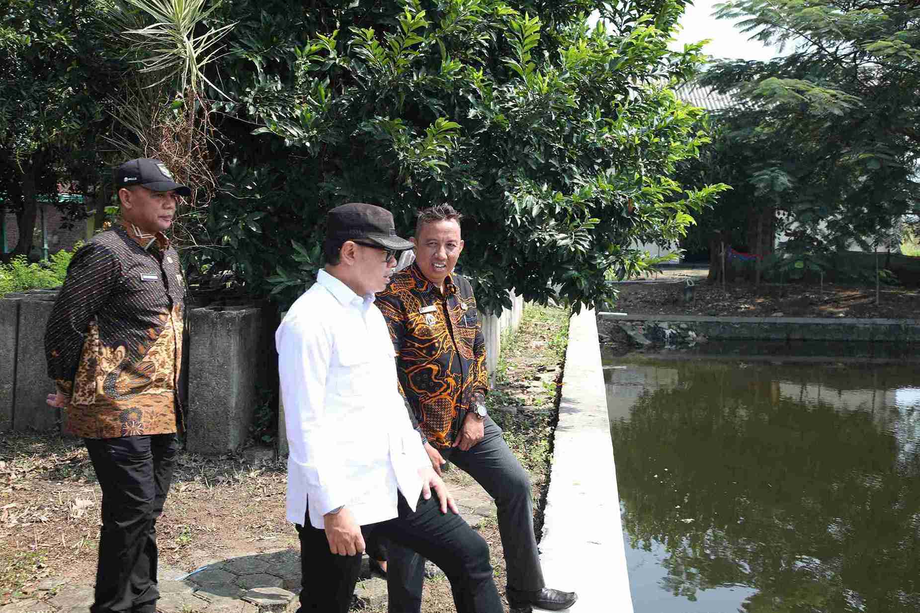 KUNJUNGAN : Wamendagri, Bima Arya saat berkunjung ke Lumbung Desa Margorejo, Kecamatan Cepiring, Kabupaten Kendal, Jawa Tengah (Jateng), Selasa (6/5/2025). (foto:ist)