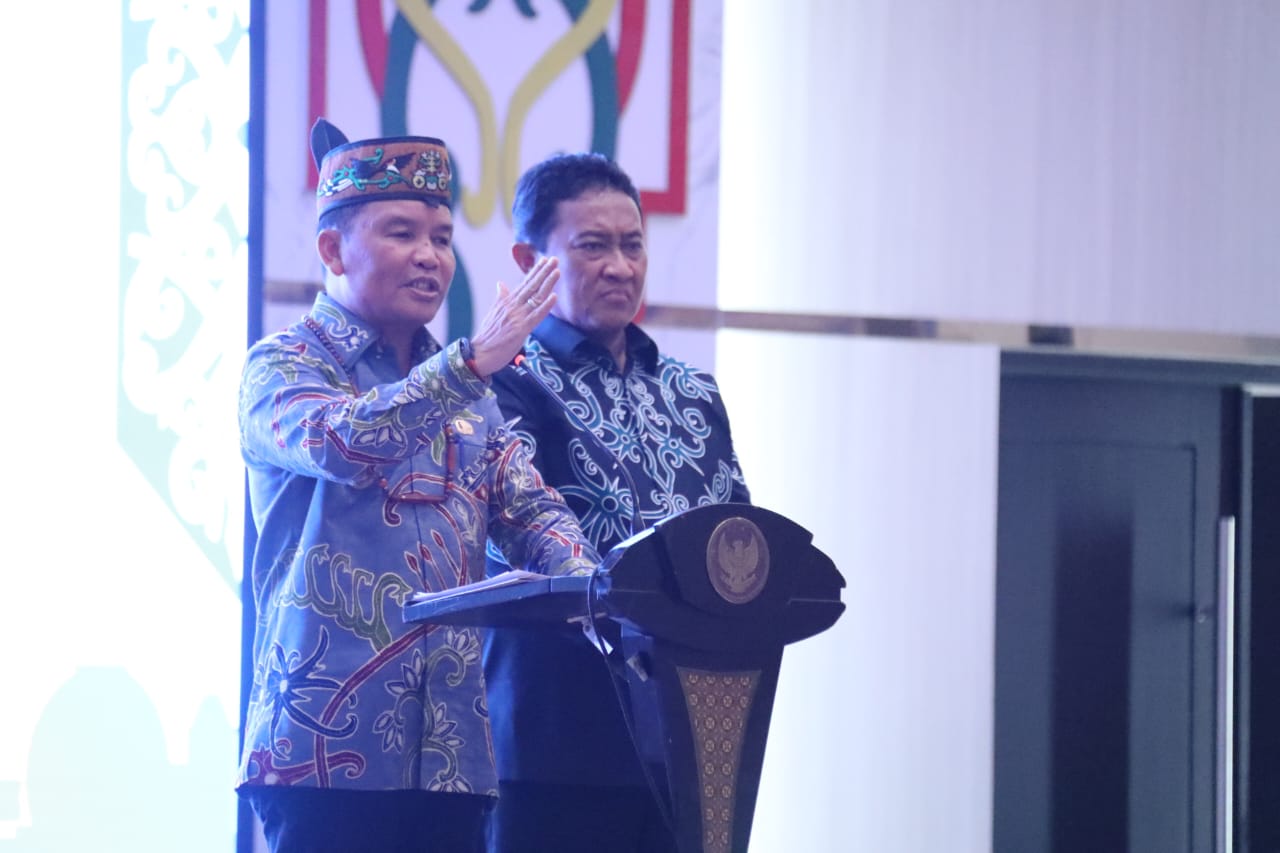 PERTEMUAN : Gubernur Kalteng H Agustiar Sabran didampingi Wagub Kalteng, Edy Pratowo dalam acara pertemuan bersama Kepala Perangkat Daerah, Camat, Kepala Desa, Tokoh Masyarakat, dan Damang se-Kabupaten Kapuas, di Hall Rumah Jabatan Bupati Kapuas, Selasa (6/5/2025).  (foto:mmc)