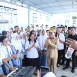 KUNJUNGAN : Gubernur Kalimantan Tengah (Kalteng), H. Agustiar Sabran memberikan pesan dan motivasi yang menyentuh kepada para siswa dan siswi SMA Negeri 1 Kuala Kapuas saat melakukan kunjungan kerja di Kabupaten Kapuas, Rabu (7/5/2025). (foto:ist)