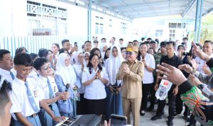 KUNJUNGAN : Gubernur Kalimantan Tengah (Kalteng), H. Agustiar Sabran memberikan pesan dan motivasi yang menyentuh kepada para siswa dan siswi SMA Negeri 1 Kuala Kapuas saat melakukan kunjungan kerja di Kabupaten Kapuas, Rabu (7/5/2025). (foto:ist)