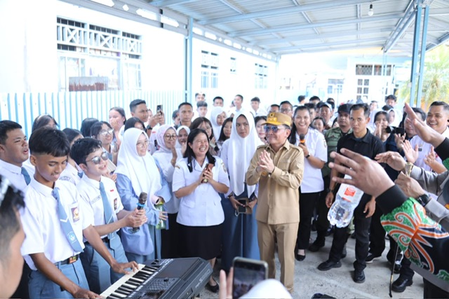 KUNJUNGAN : Gubernur Kalimantan Tengah (Kalteng), H. Agustiar Sabran memberikan pesan dan motivasi yang menyentuh kepada para siswa dan siswi SMA Negeri 1 Kuala Kapuas saat melakukan kunjungan kerja di Kabupaten Kapuas, Rabu (7/5/2025). (foto:ist)