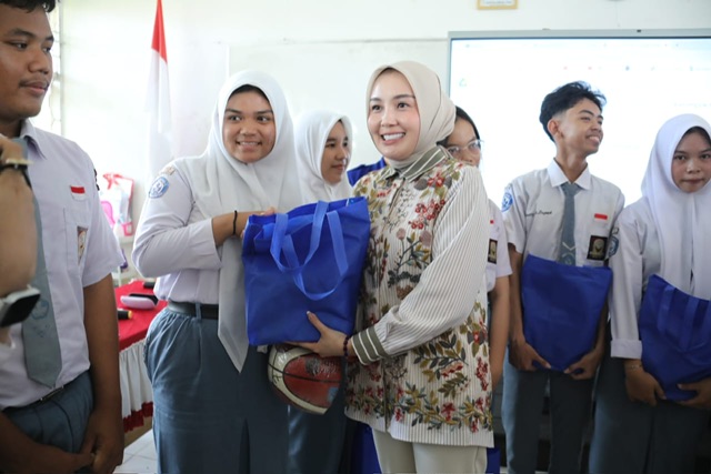 Ketua TP-PKK Prov. Kalteng Aisyah Thisia Agustiar Sabran saat menyerahkan secara simbolis bantuan berupa alat olahraga dan alat tulis sekolah