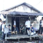 PROGRAM BEDAH RUMAH : Gubernur Kalteng, Agustiar Sabran meninjauan rencana lokasi bedah rumah, di Desa Simpang Bunga Tanjung, Kecamatan Kapuas Kuala, Kabupaten Kapuas, Rabu (7/5/2025). (foto :ist)