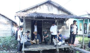 PROGRAM BEDAH RUMAH : Gubernur Kalteng, Agustiar Sabran meninjauan rencana lokasi bedah rumah, di Desa Simpang Bunga Tanjung, Kecamatan Kapuas Kuala, Kabupaten Kapuas, Rabu (7/5/2025). (foto :ist)