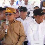 PASASR MURAH : Gubernur Kalteng, Agustiar Sabran dan Wakil Gubernur (Wagub) Kalteng, H Edy Pratowo buka Pasar Murah di Desa Lupak, Kecamatan Kapuas Kuala, Kecamatan Kapuas, Rabu (7/5/2025). (foto:ist)