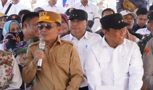 PASASR MURAH : Gubernur Kalteng, Agustiar Sabran dan Wakil Gubernur (Wagub) Kalteng, H Edy Pratowo buka Pasar Murah di Desa Lupak, Kecamatan Kapuas Kuala, Kecamatan Kapuas, Rabu (7/5/2025). (foto:ist)